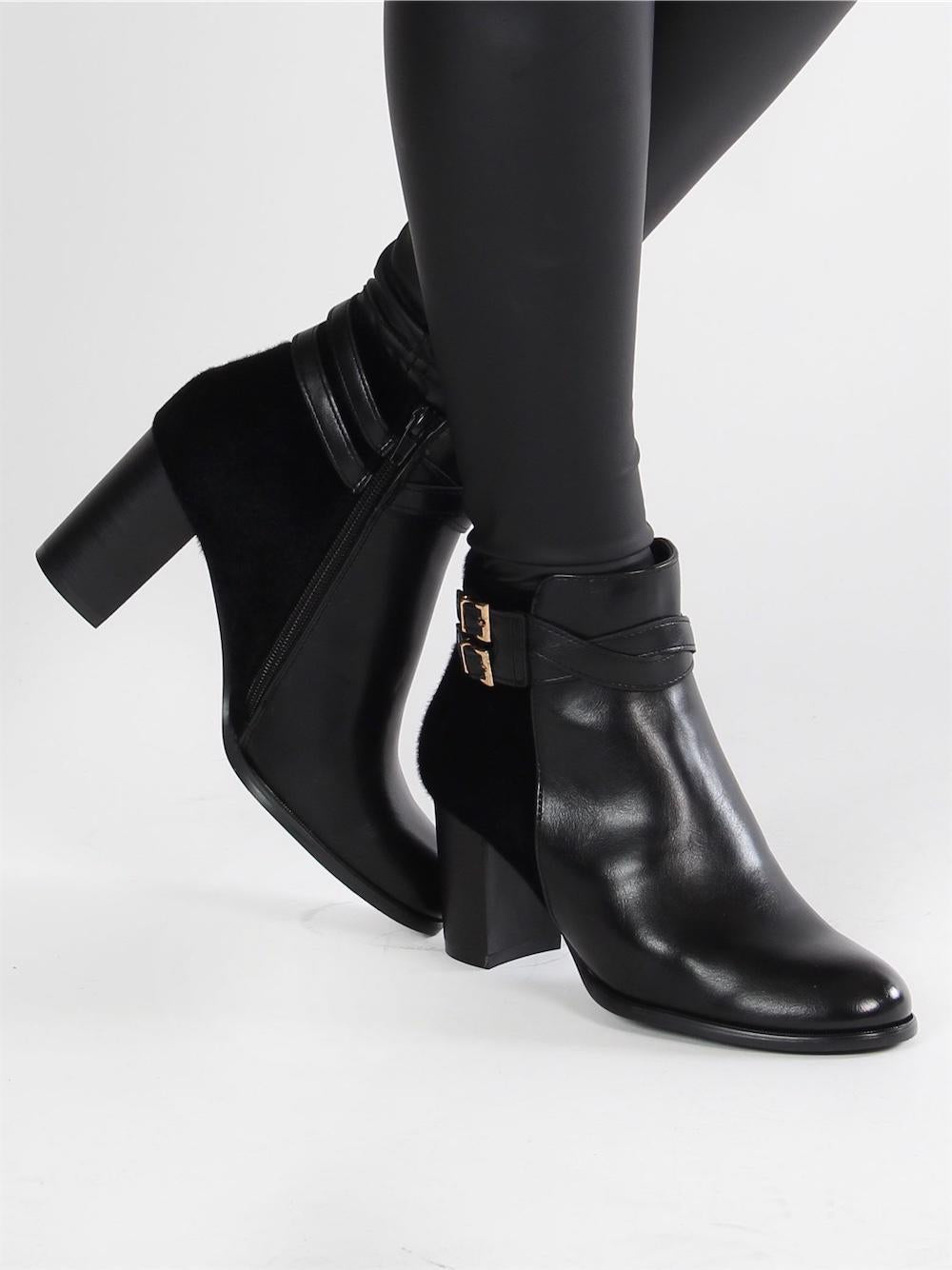 Megan - Svarta stövlar med klack och små guldspännen